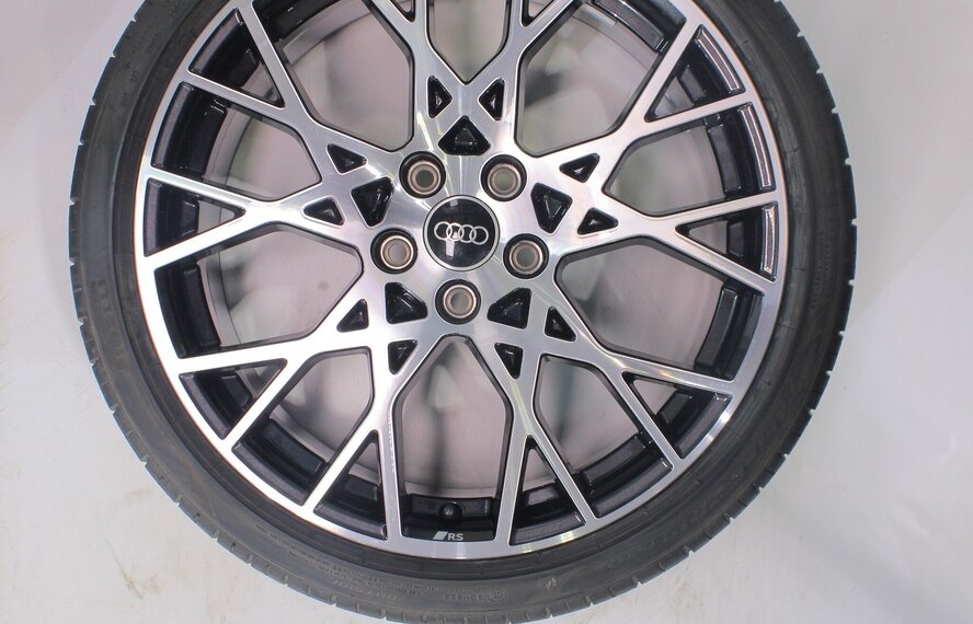 Audi Audi RS3 8Y 19 inch velgen Pirelli Zomerbanden Origineel