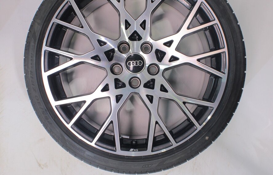 Audi Audi RS3 8Y 19 inch velgen Pirelli Zomerbanden Origineel