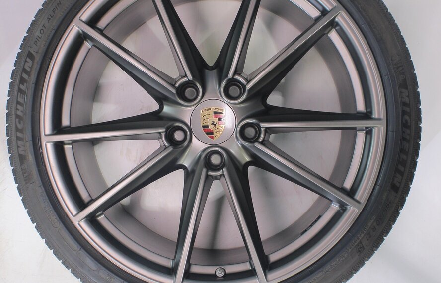 Porsche Porsche 911 992 Carrera S 4S Targa 4S 20 & 21 inch velgen Michelin Winterbanden Origineel