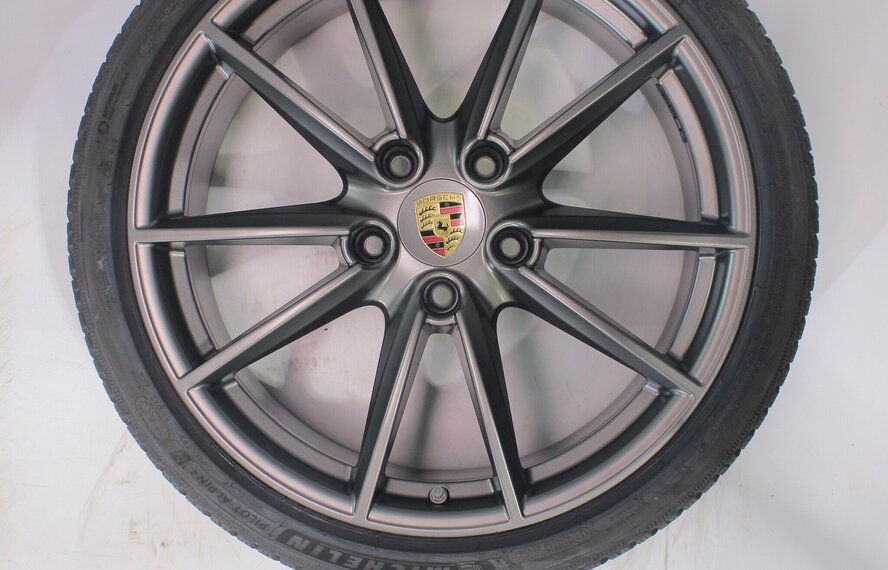 Porsche Porsche 911 992 Carrera S 4S Targa 4S 20 & 21 inch velgen Michelin Winterbanden Origineel