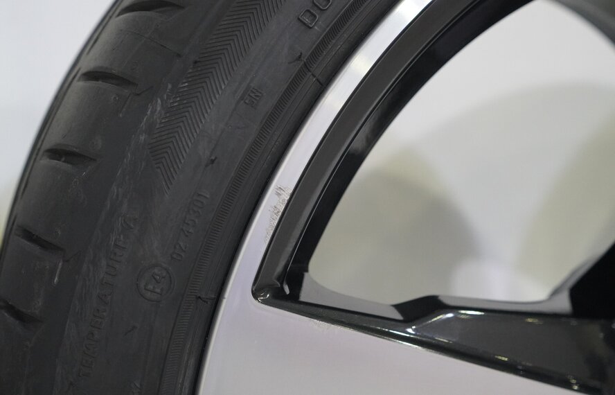 Audi Audi TT 8S S-line 19 inch velgen Bridgestone Zomerbanden Origineel