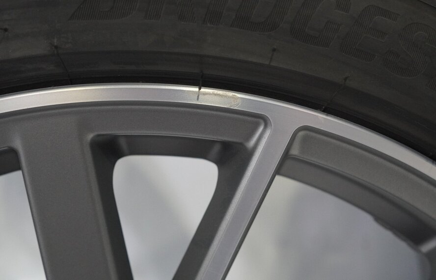 Audi Audi Q3 SQ3 F3B 20 inch velgen Bridgestone Zomerbanden Origineel
