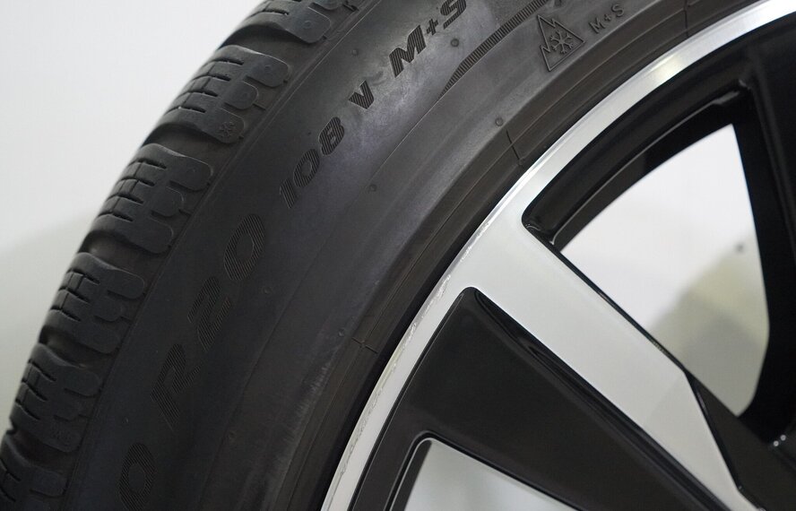 Porsche Porsche Taycan 4S S Turbo 20 inch velgen Pirelli Winterbanden Origineel