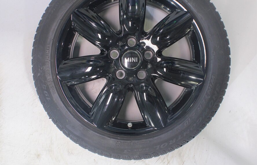 Mini Mini Clubman F54 528 17 inch velgen Pirelli Winterbanden Origineel