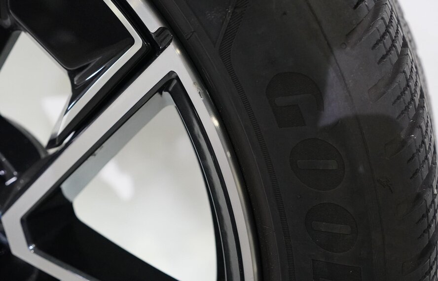 BMW BMW 4 serie i4 G26 858M 18 inch velgen Goodyear Winterbanden Origineel