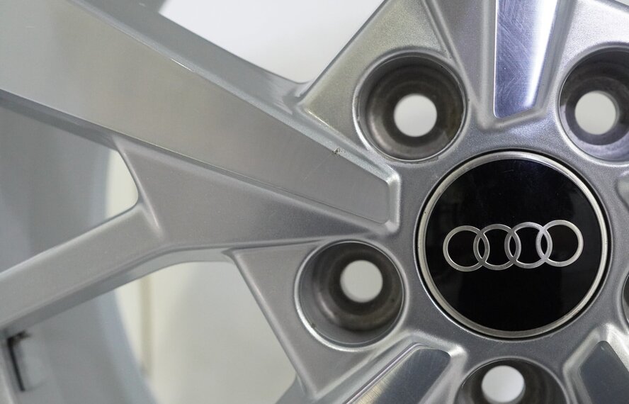 Audi Audi Q3 SQ3 F3B 18 inch velgen Goodyear Winterbanden Origineel
