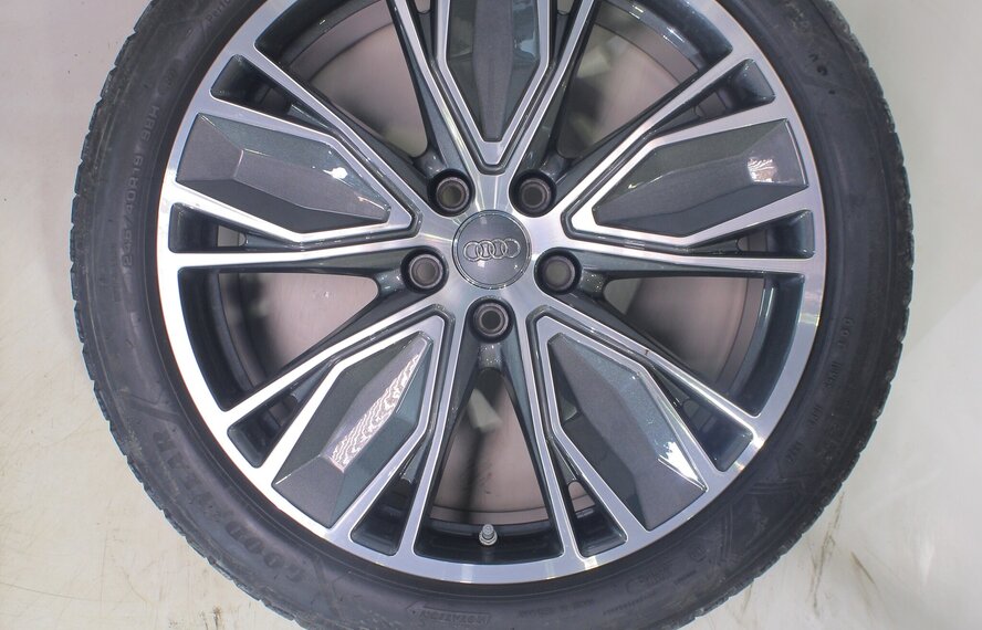 Audi Audi A5 S5 B10 19 inch velgen Goodyear Winterbanden Origineel