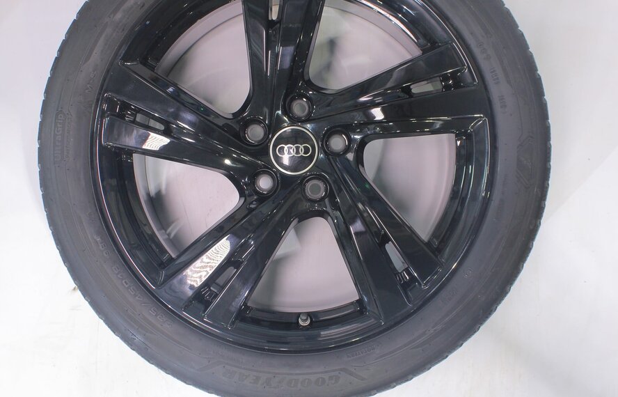 Audi Audi A5 S5 B10 18 inch velgen Goodyear Winterbanden Origineel