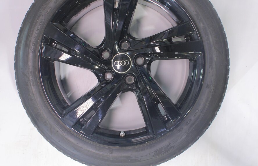 Audi Audi A5 S5 B10 18 inch velgen Goodyear Winterbanden Origineel