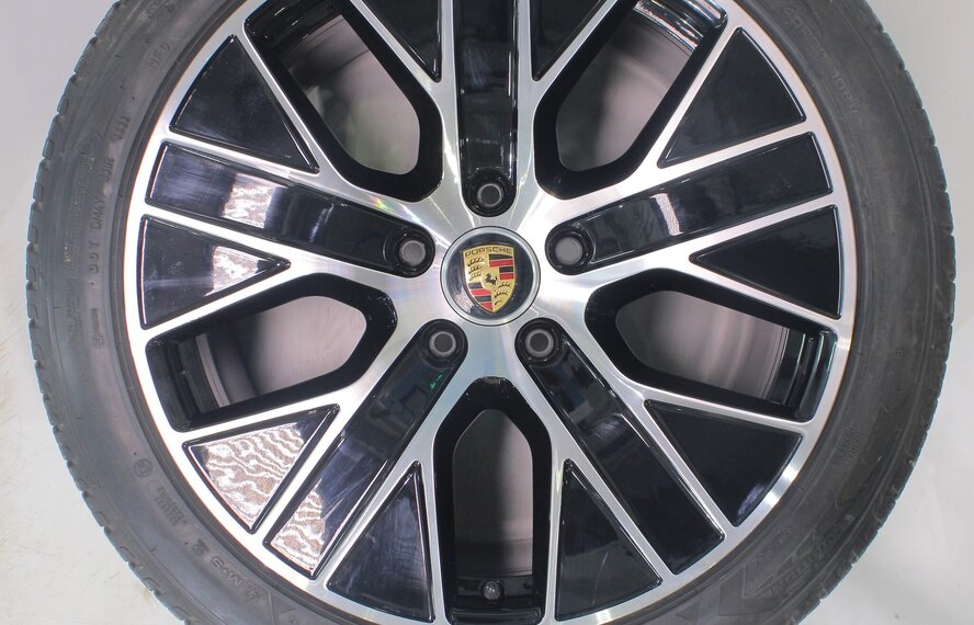 Porsche Porsche Taycan 4S S Turbo 20 inch velgen Goodyear Winterbanden Origineel