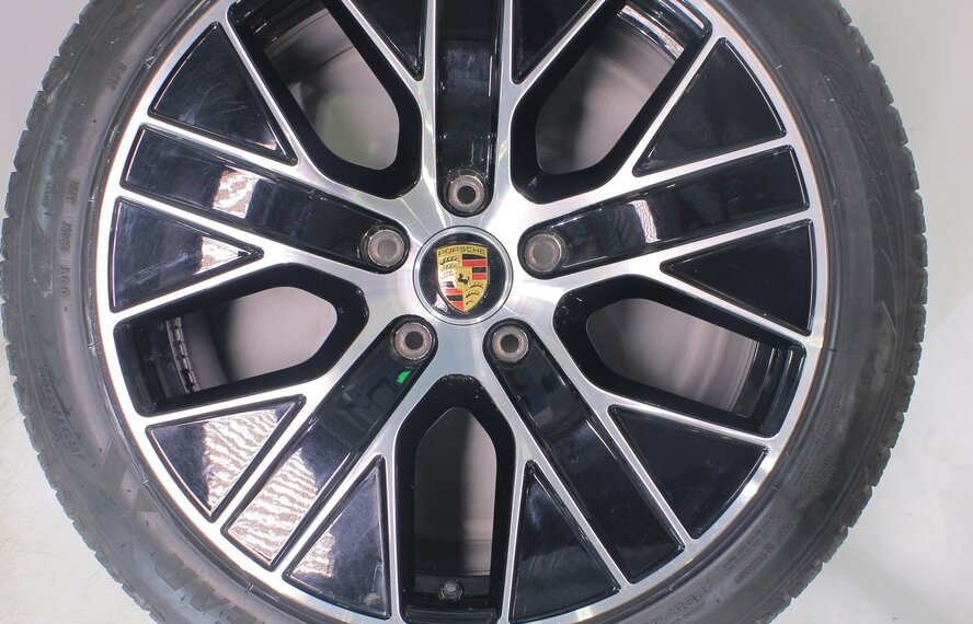 Porsche Porsche Taycan 4S S Turbo 20 inch velgen Goodyear Winterbanden Origineel