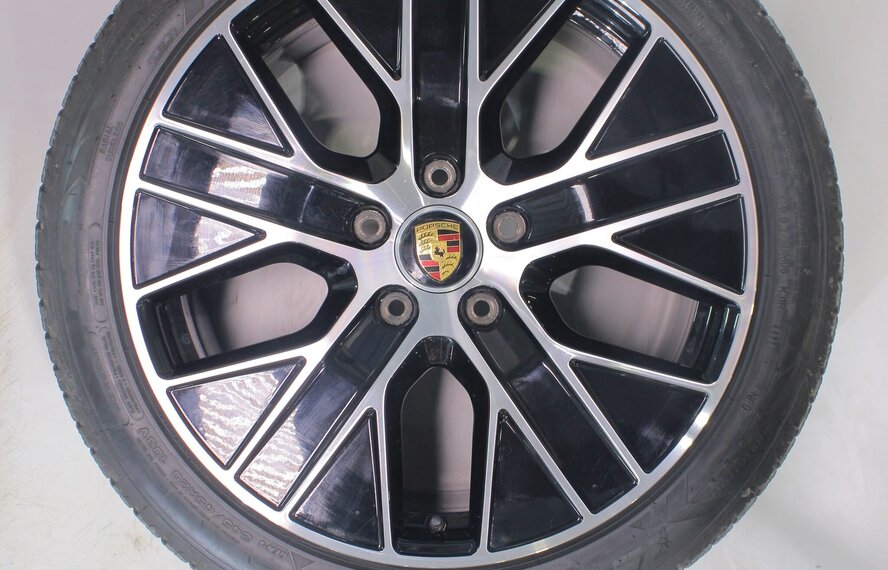 Porsche Porsche Taycan 4S S Turbo 20 inch velgen Goodyear Winterbanden Origineel