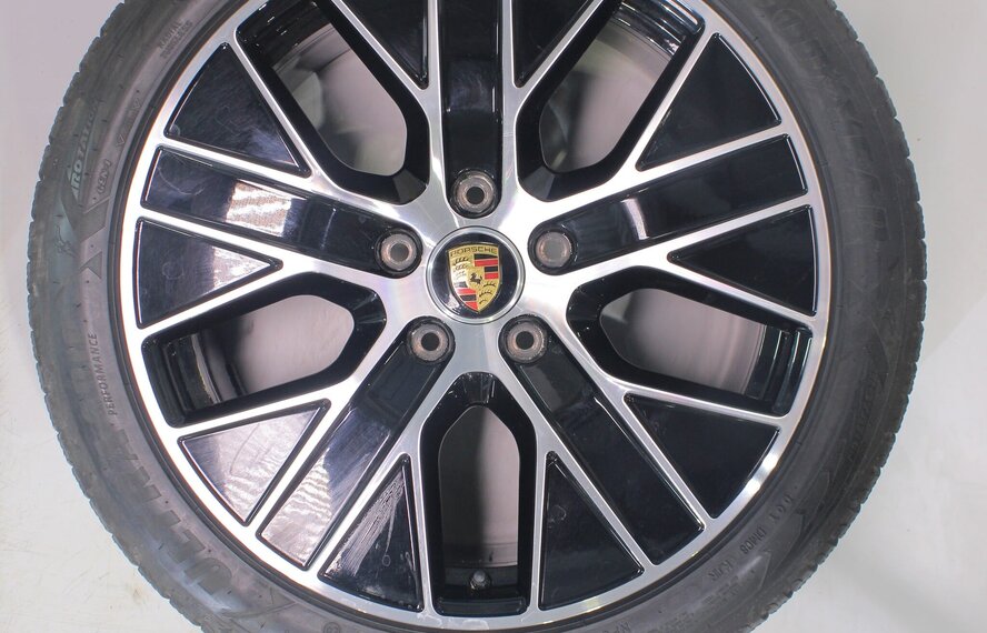 Porsche Porsche Taycan 4S S Turbo 20 inch velgen Goodyear Winterbanden Origineel