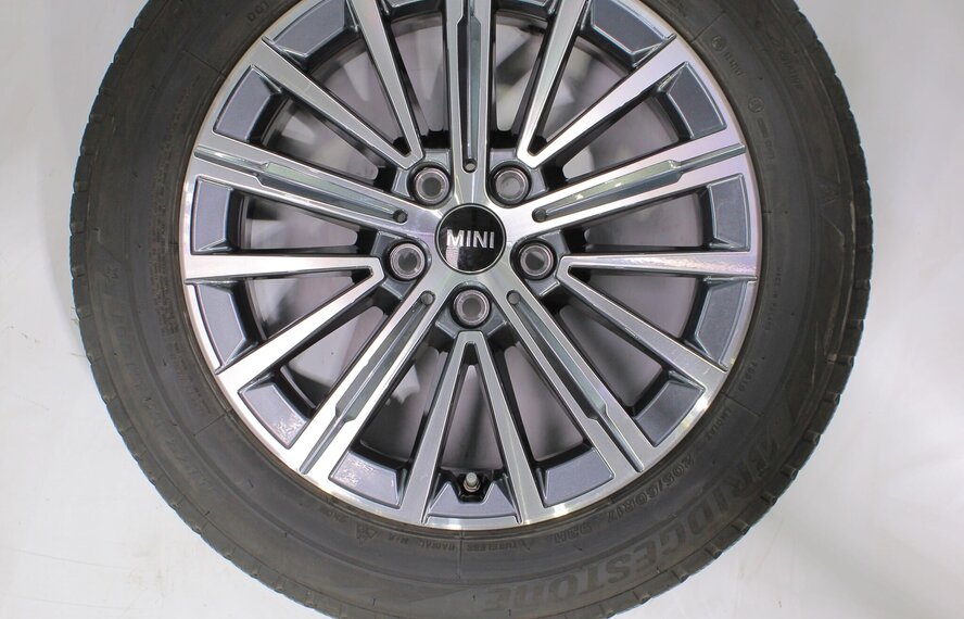 BMW BMW 2 serie U06 Active Tourer 833 17 inch velgen Bridgestone Winterbanden Origineel
