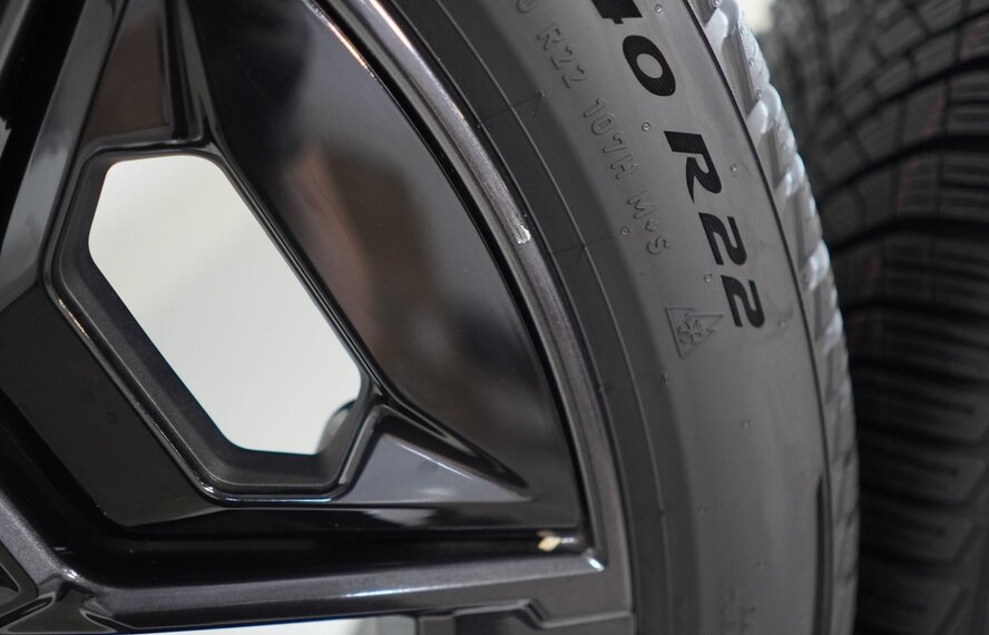 BMW BMW iX i20 1025M 22 inch velgen Pirelli Winterbanden Nieuw Origineel
