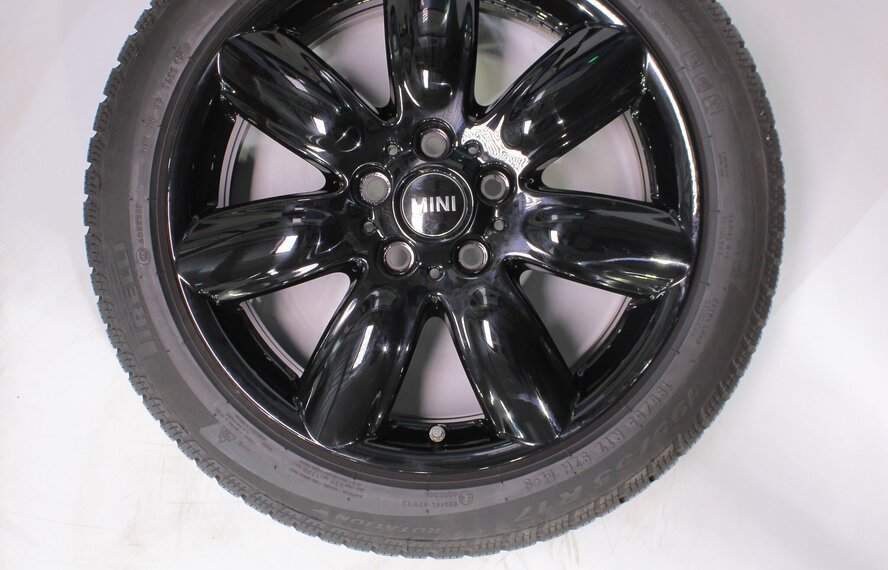 Mini Mini Clubman F54 528 17 inch velgen Pirelli Winterbanden Origineel