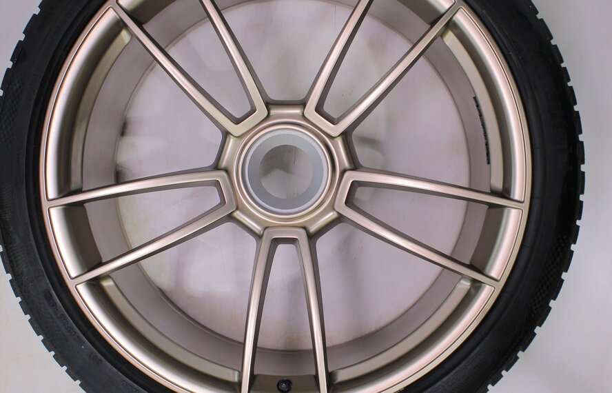 Porsche Porsche 911 992.1 GTS 20 & 21 inch velgen Continental Winterbanden Origineel