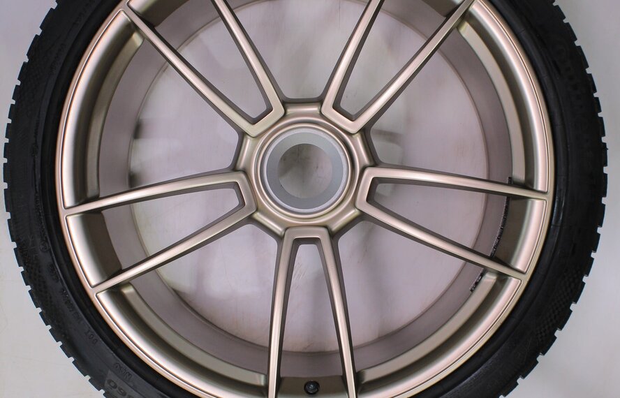 Porsche Porsche 911 992.1 GTS 20 & 21 inch velgen Continental Winterbanden Origineel