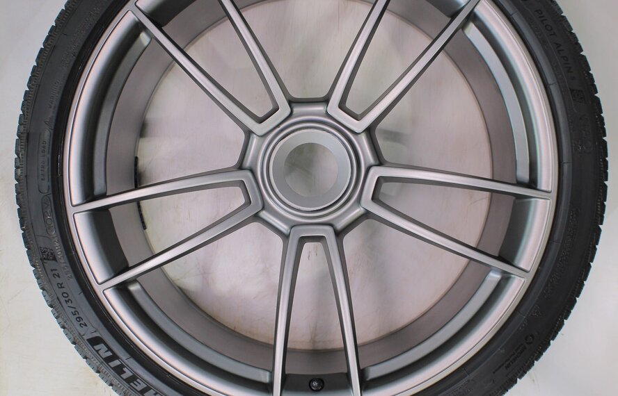 Porsche Porsche 911 992.1 GTS 20 & 21 inch velgen Michelin Winterbanden Origineel