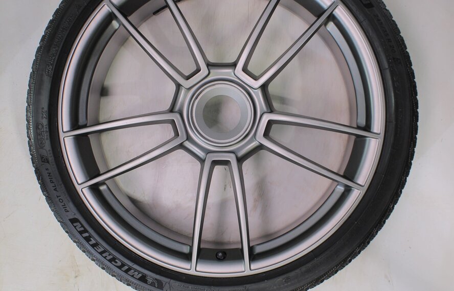 Porsche Porsche 911 992.1 GTS 20 & 21 inch velgen Michelin Winterbanden Origineel