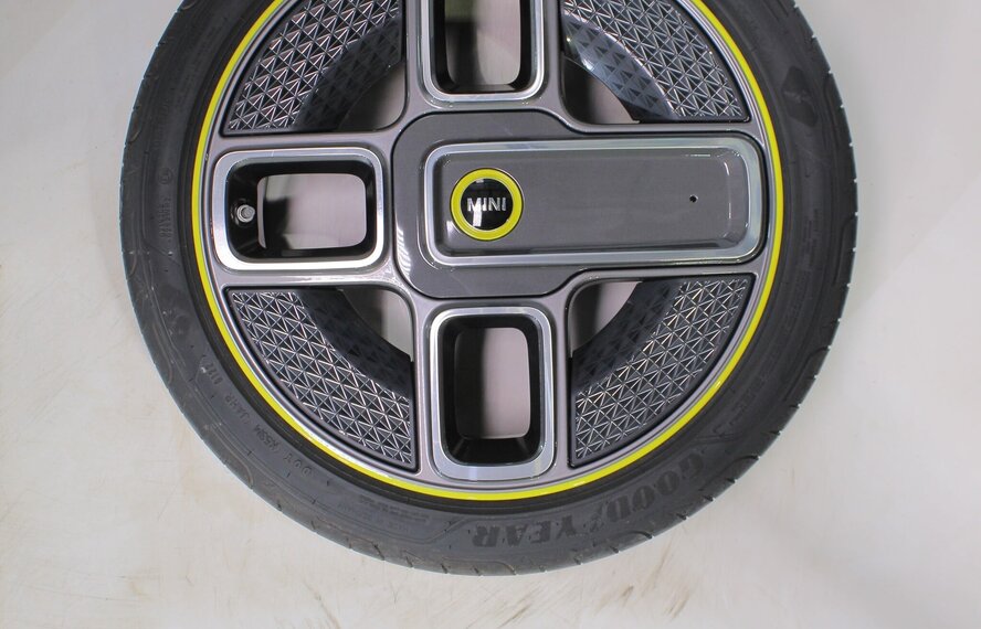 Mini Mini Cooper / S / One / Cabrio F55 F56 F57 737 17 inch velgen Goodyear Zomerbanden Nieuw Origineel