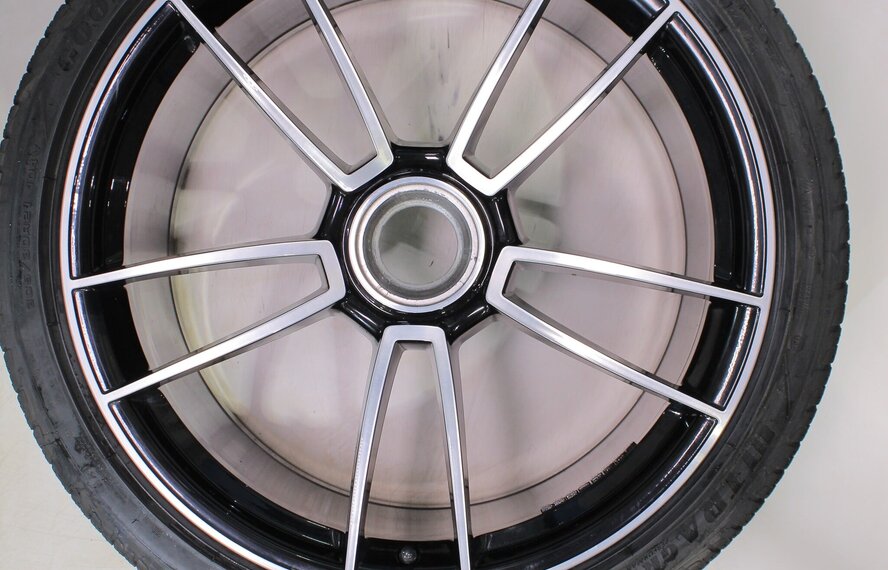 Porsche Porsche 911 992.1 Turbo S 20 & 21 inch velgen Goodyear Winterbanden Origineel