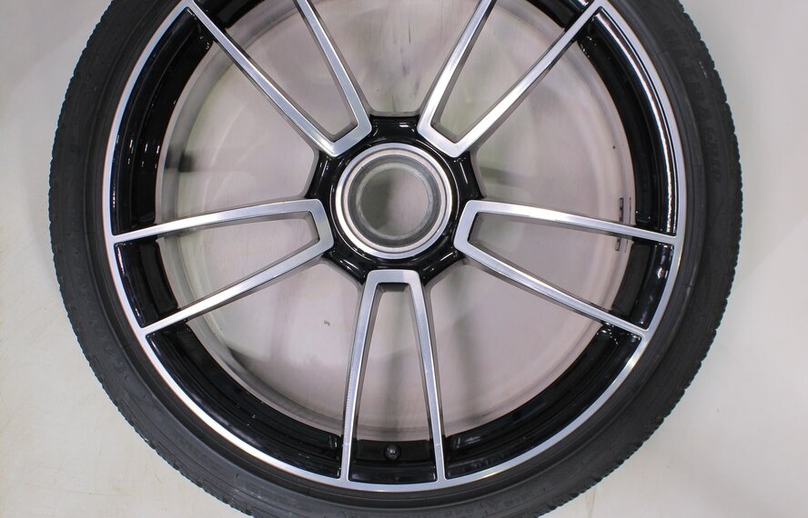 Porsche Porsche 911 992.1 Turbo S 20 & 21 inch velgen Goodyear Winterbanden Origineel