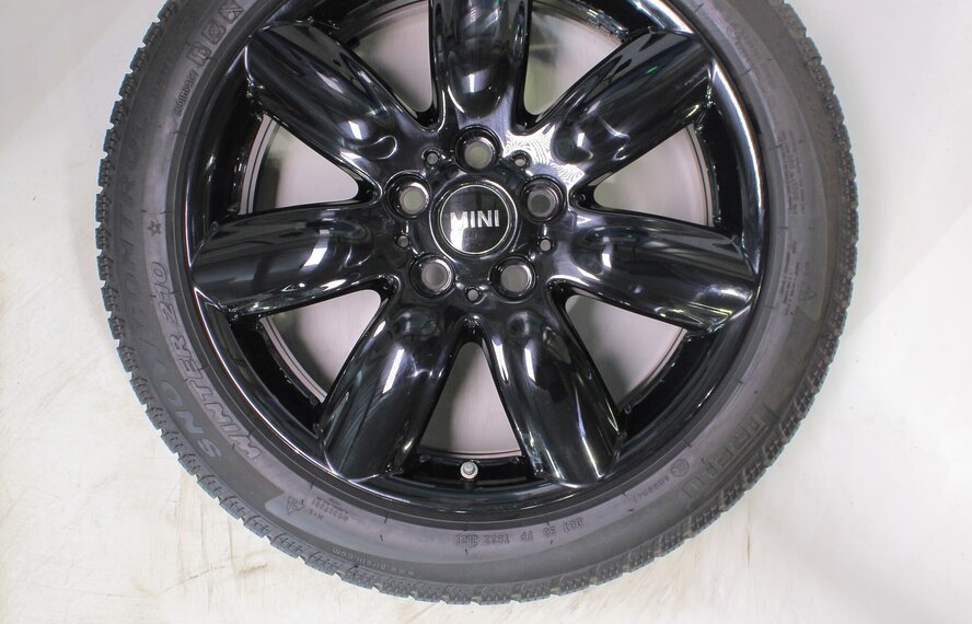 Mini Mini Clubman F54 528 17 inch velgen Pirelli Winterbanden Origineel
