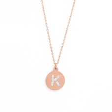 Ketting met letter Letter Ketting Crystal K rose goudkleurig van roestvrij staal.