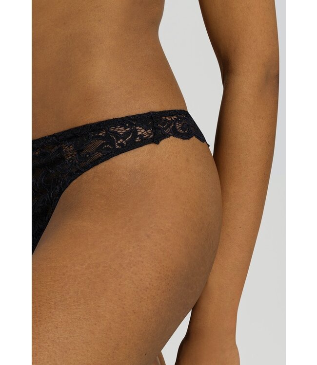 Moments Lace Thong Black (071507)