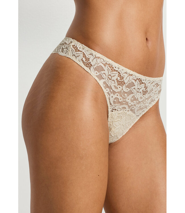 Hanro Moments Lace Thong Summer Sand (071507)
