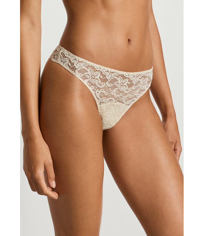 Hanro Moments Lace Thong Summer Sand (071507)