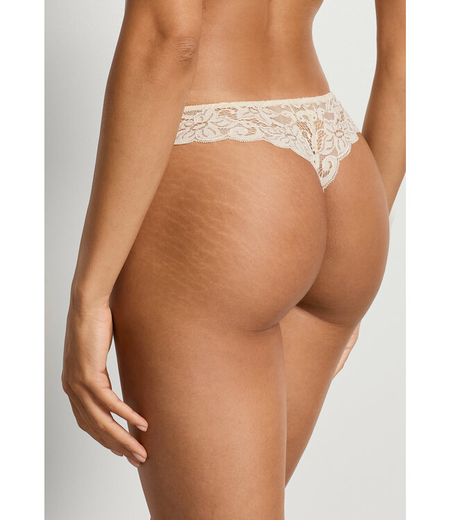 Hanro Moments Lace Thong Summer Sand (071507)