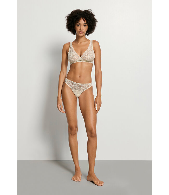 Hanro Moments Lace Thong Summer Sand (071507)