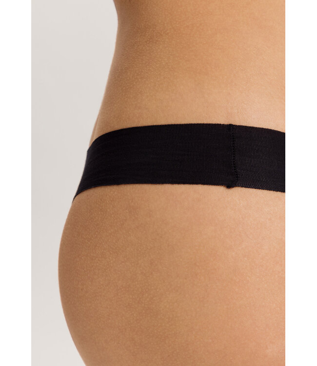 Hanro Invisible Cotton Thong Black (071225)