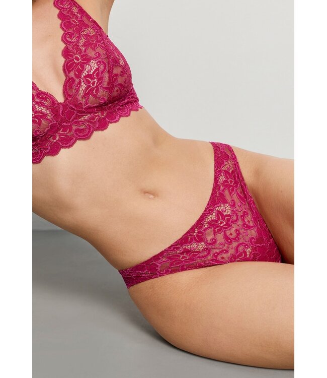 Hanro Moments Lace Thong Light Sangria (071507)