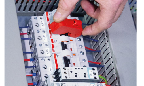 Sicheres Arbeiten mit elektrischen Energiequellen mit elektrischen Verriegelungen