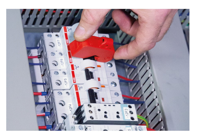 Sicheres Arbeiten mit elektrischen Energiequellen mit elektrischen Verriegelungen