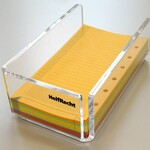 Acryl-Zettelbox gefüllt mit 500 farbigen Notizzetteln