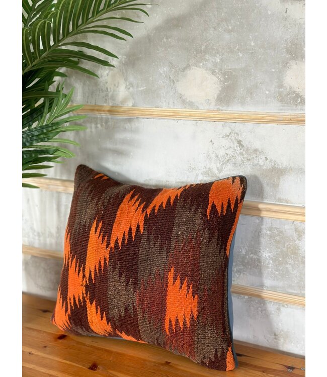 kelim kussens  modern  ca 40x40  cm met vulling