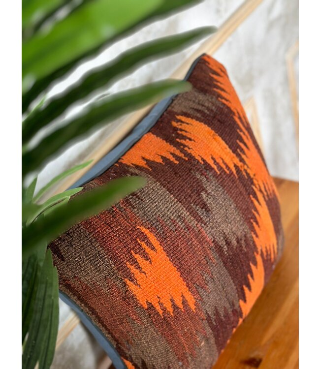 kelim kussens  modern  ca 40x40  cm met vulling