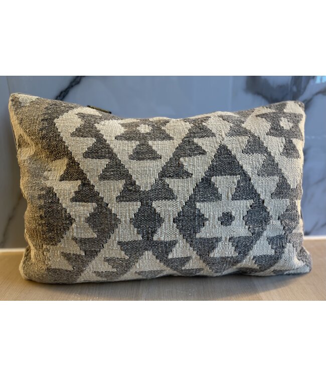 1x natural kelim kussens traditioneel ca 60x40  cm met vulling