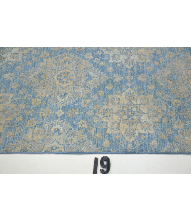 Sky Bloom – Handgeknoopte Wolkenloper – 328 x 077 cm – Lichtblauw, Ivoor & Grijs