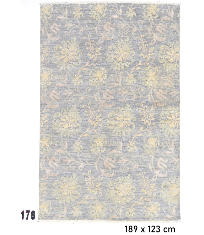 Grey Floral Vintage Rug – Hand-knotted Wool Carpet – 189 x 123 cm