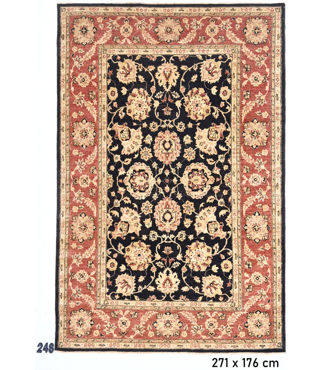 Zwart-Rood Antiek Tapijt met Bloemenpatroon – 271 x 176 cm