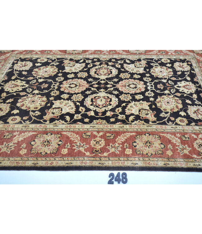 Schwarz-Roter Antiker Teppich mit Blumenmuster – 271 x 176 cm