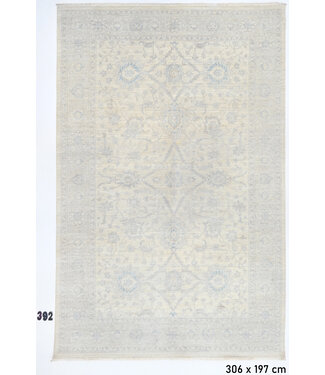 Light Beige Ziegler Pattern Hand-Knotted Wool Rug – 306 x 197 cm Light Beige Ziegler Pattern Hand-Knotted Wool Rug – 306 x 197 cm