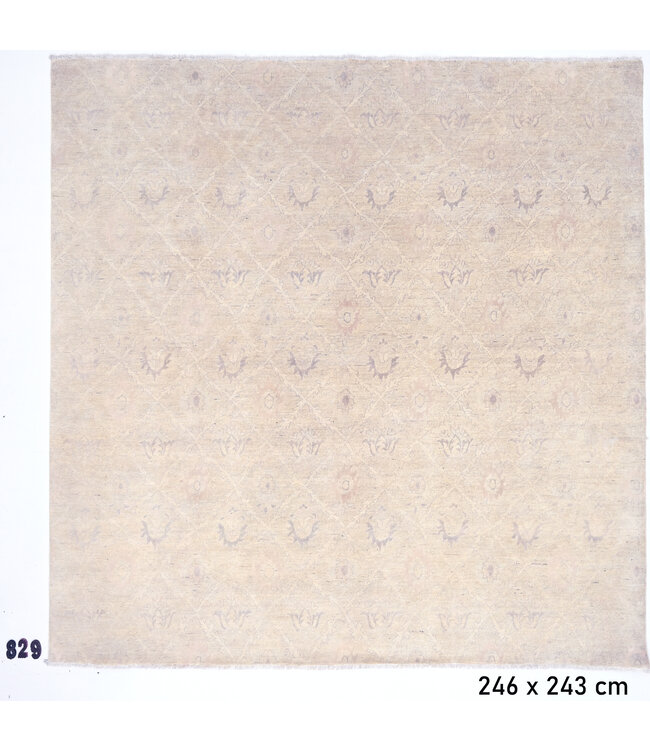 Rustikales Rautenmuster Teppich – Handgeknüpft – 246 x 243 cm