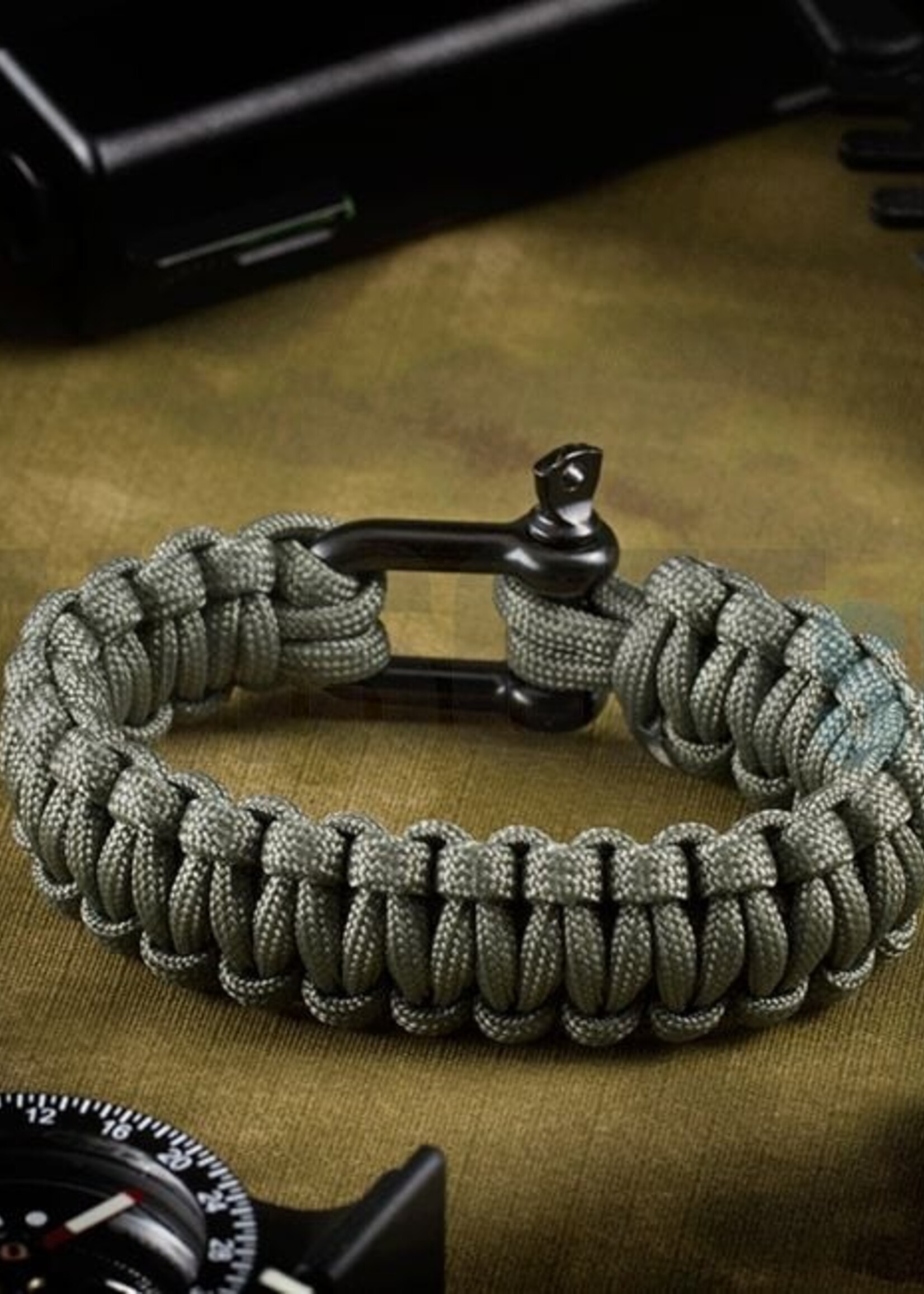 Invader Gear Shackle Bracelet (Dark Grey)