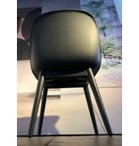 Muuto Muuto Fiber chair  Showroommodel Muuto Recycled Plastic Kleur Kuip Zwart Poten: Anthraciet Black eiken Afmetingen: B49,5 x D53 x H77 cm